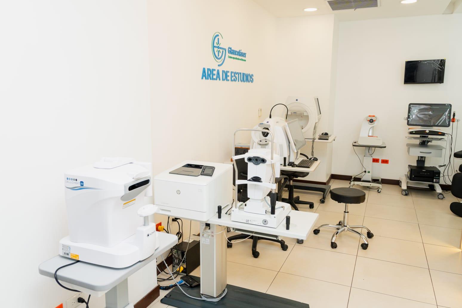 Área de estudios con biómetro, OCT y campímetro computarizado